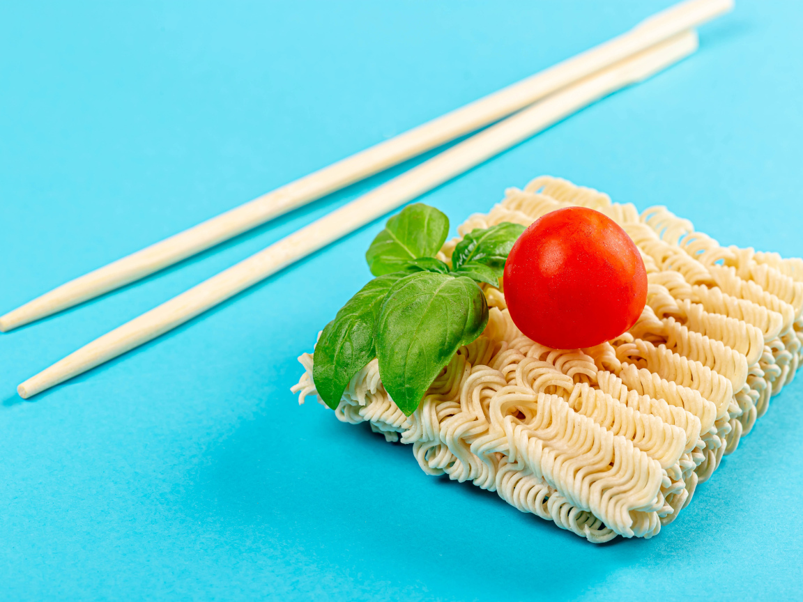 Вермишель быстрого приготовления на голубом фоне с палочками