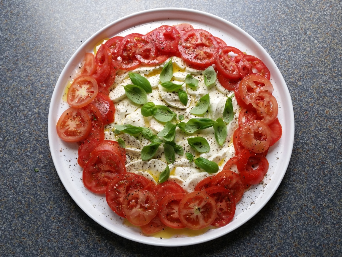 Итальянский сыр моцарелла с помидорами и базиликом