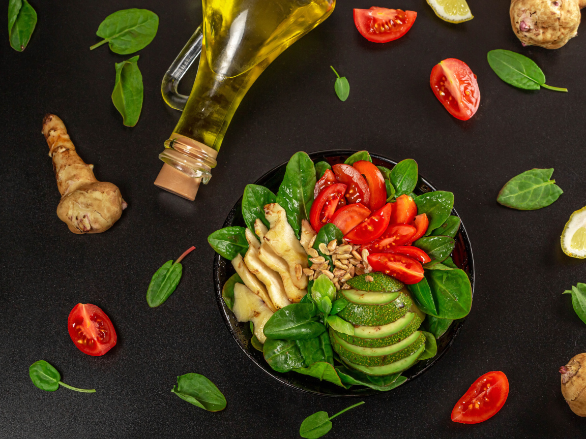 Топинамбур с листьями базилика, авокадо и помидорами 