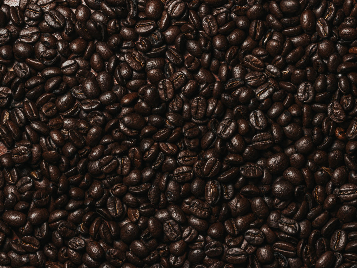 Много ароматных жареных зерен кофе крупным планом 