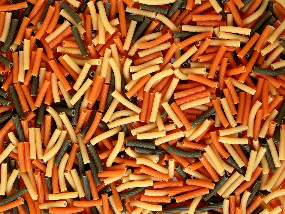 Разноцветные макароны крупным планом