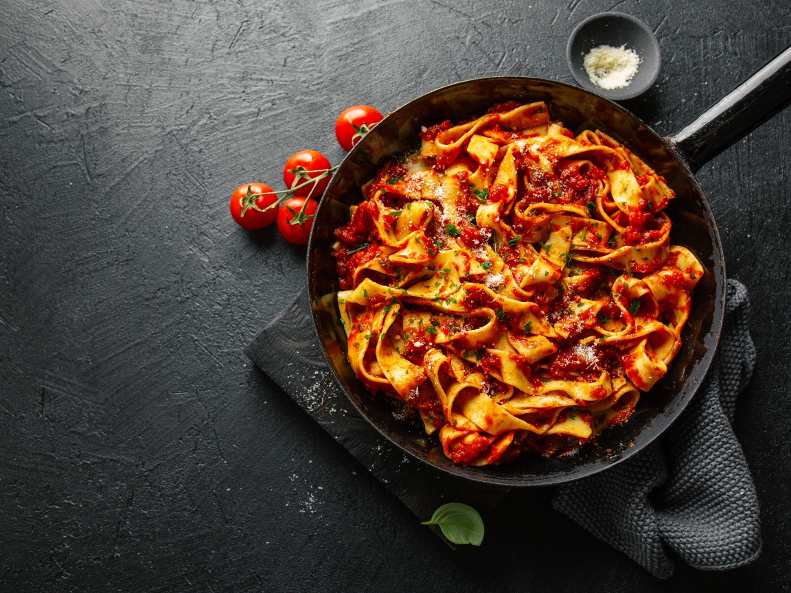 Лапша с соусом в сковороде 