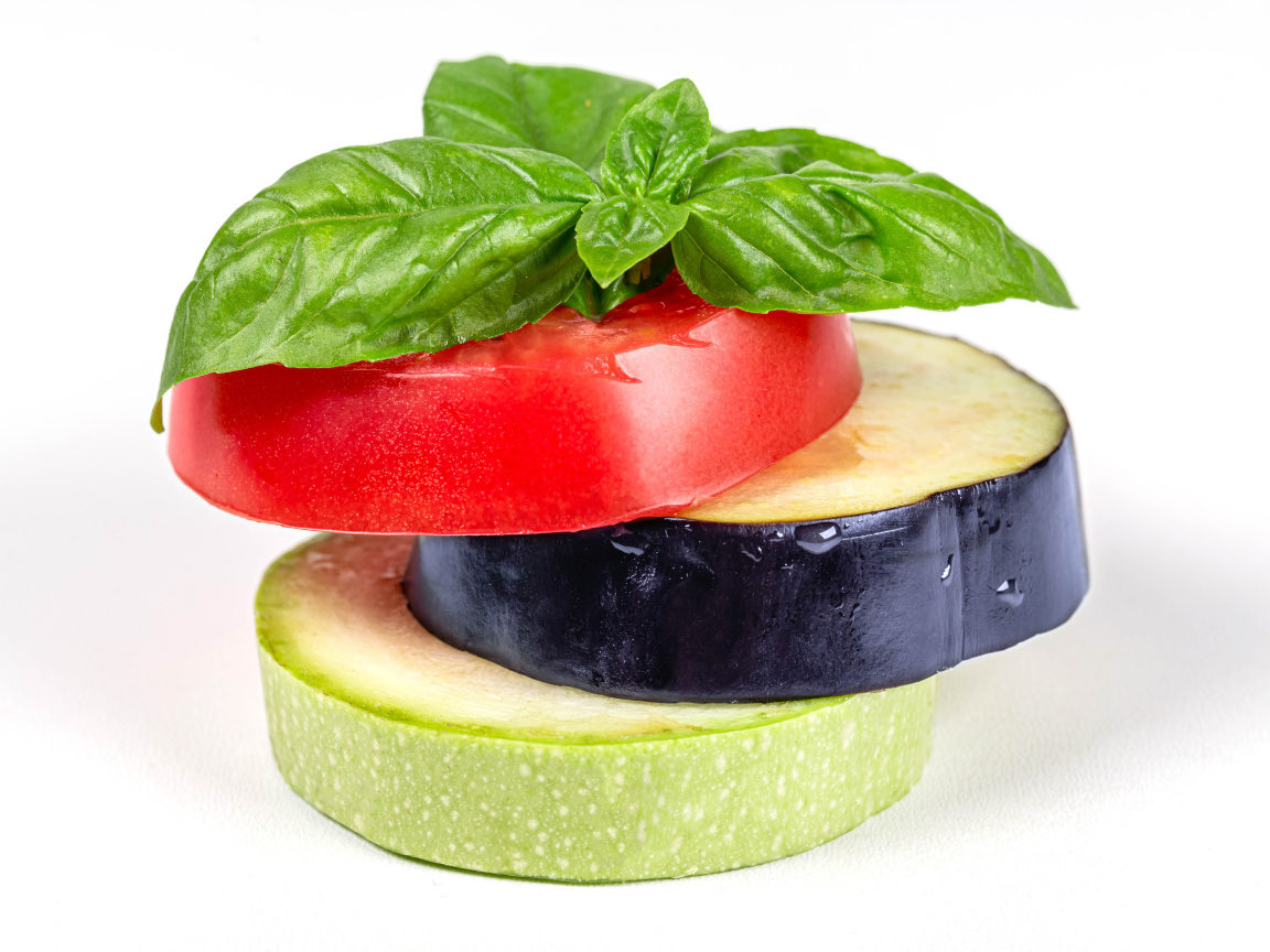 Кусок помидора, баклажана и кабачка на белом фоне