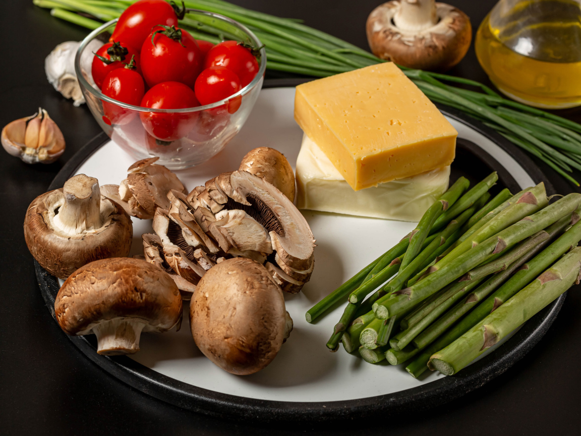 Тарелка с шампиньонами, сыром, помидорами и  спаржей 