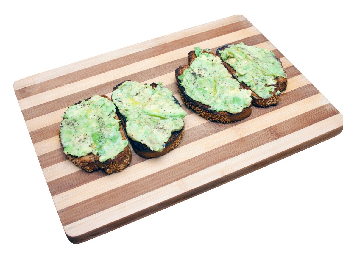 Бутерброды с черного хлеба на доске на белом фоне