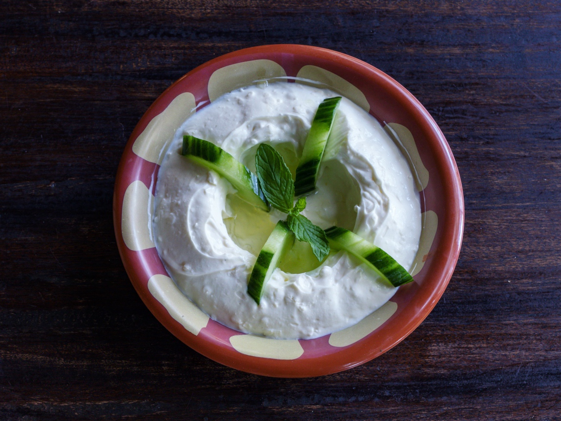 Соус с огурцами и листьями мяты в миске