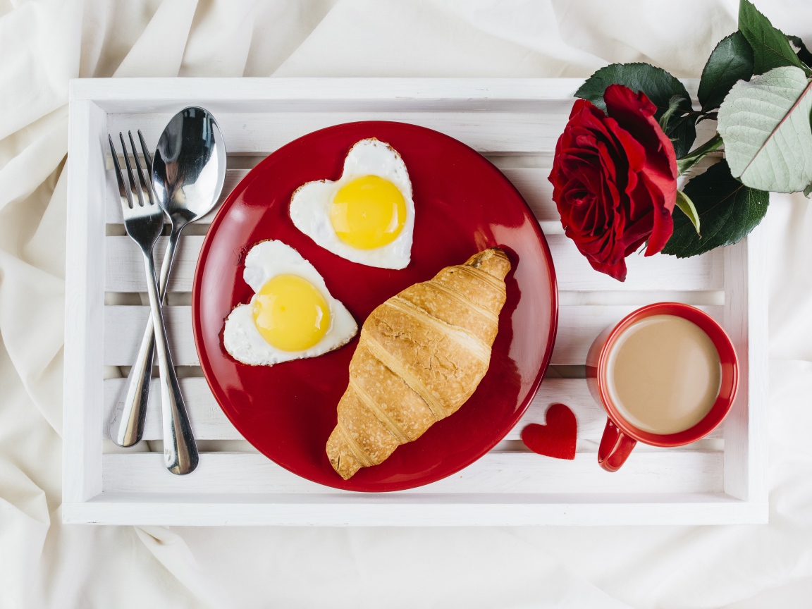 Яичница с круассаном и кофе на столе с розой 