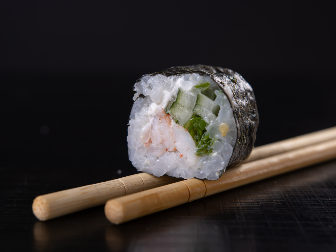 Суши с рисом и огурцами на столе