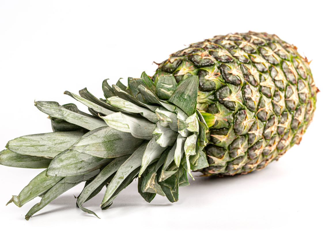 Большой ананас на белом фоне