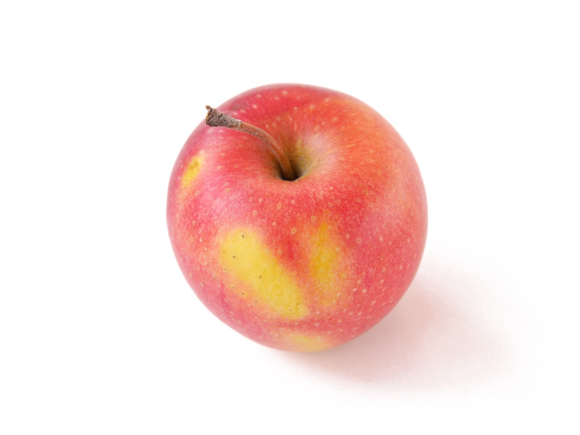 Большое красное яблоко на белом фоне 