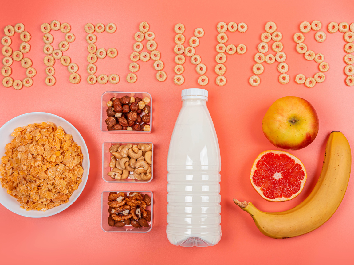 Хлопья, орехи, молоко и бананы на завтрак