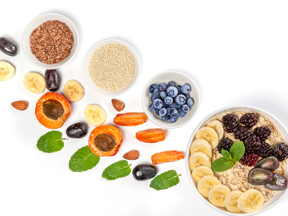 Зерна с ягодами на белом фоне 