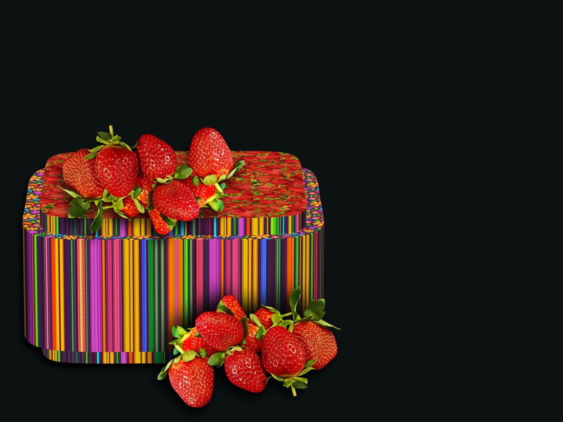 Разноцветная шкатулка с клубникой на черном фоне 