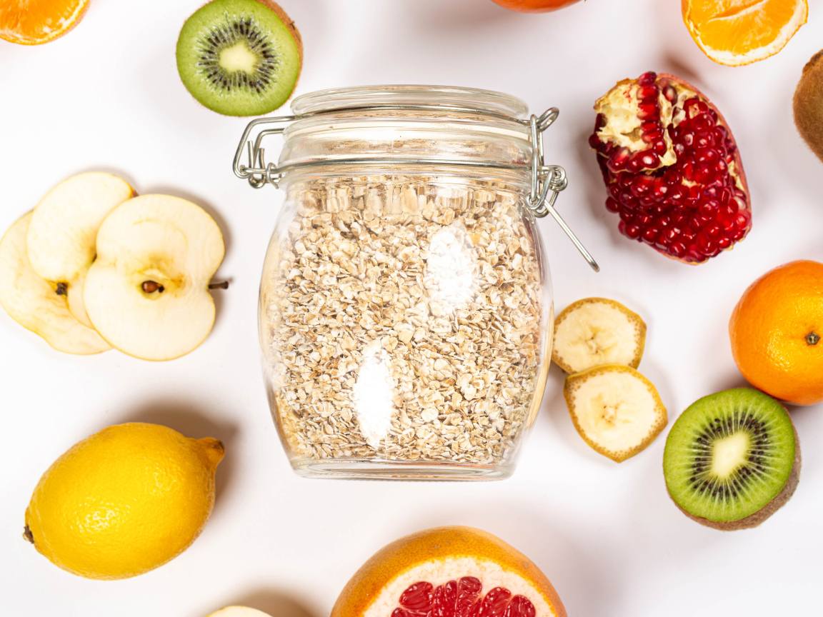 Овсяные хлопья с фруктами на белом столе