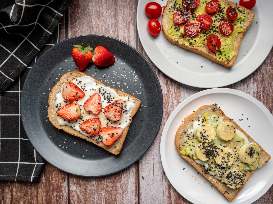 Бутерброды с малиной и бананом 