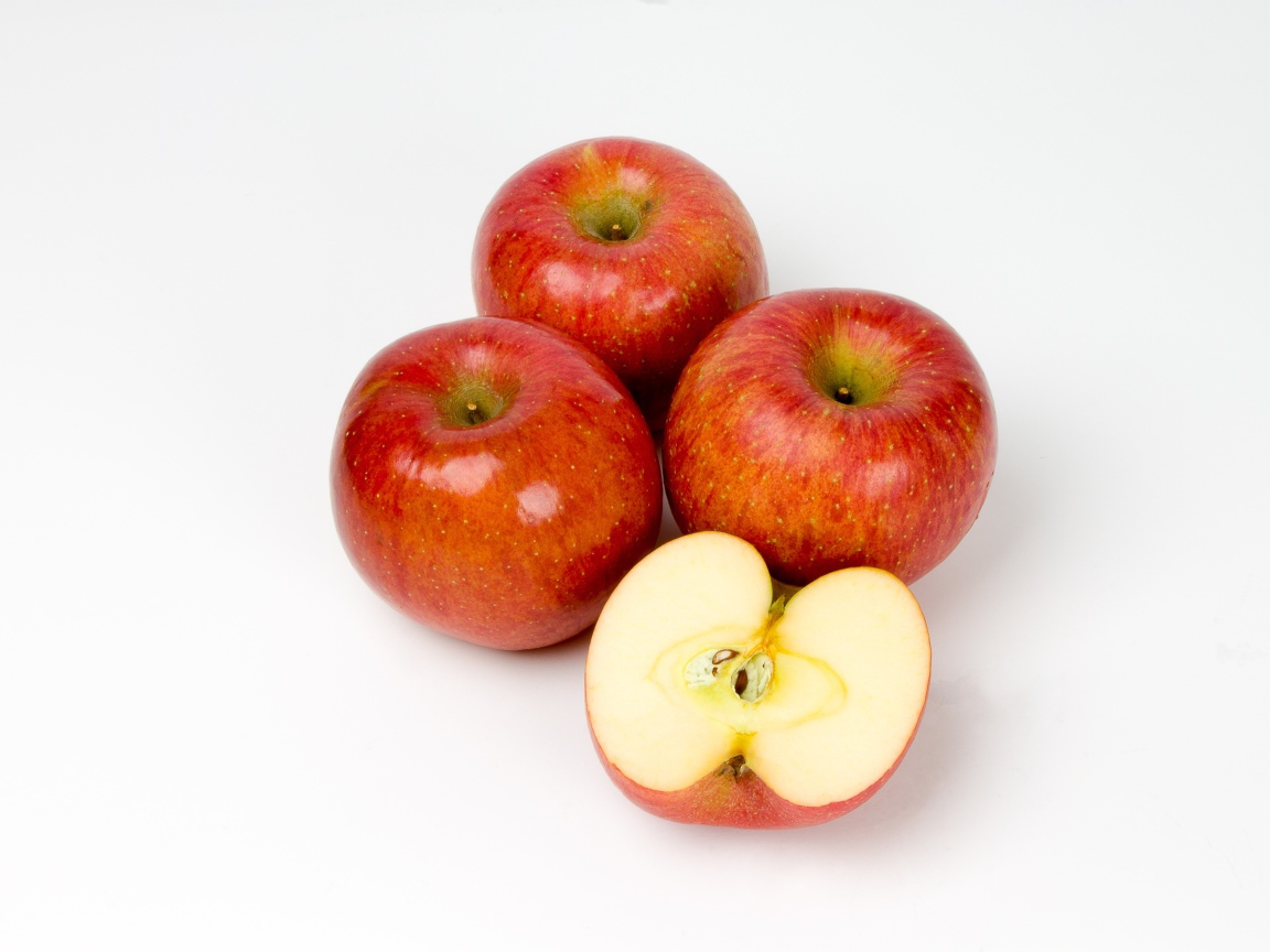 Спелые красные яблоки на сером фоне