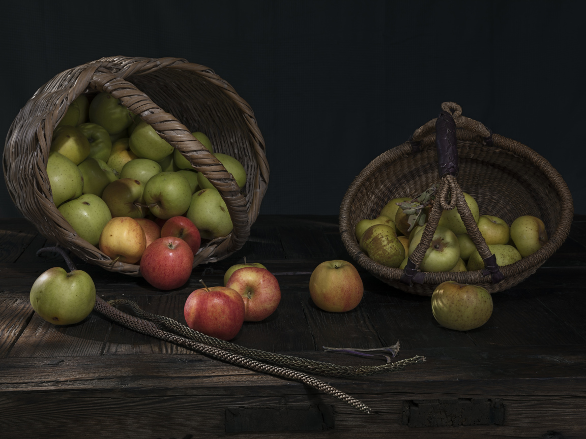 Две корзины с сочными зелеными яблоками на столе