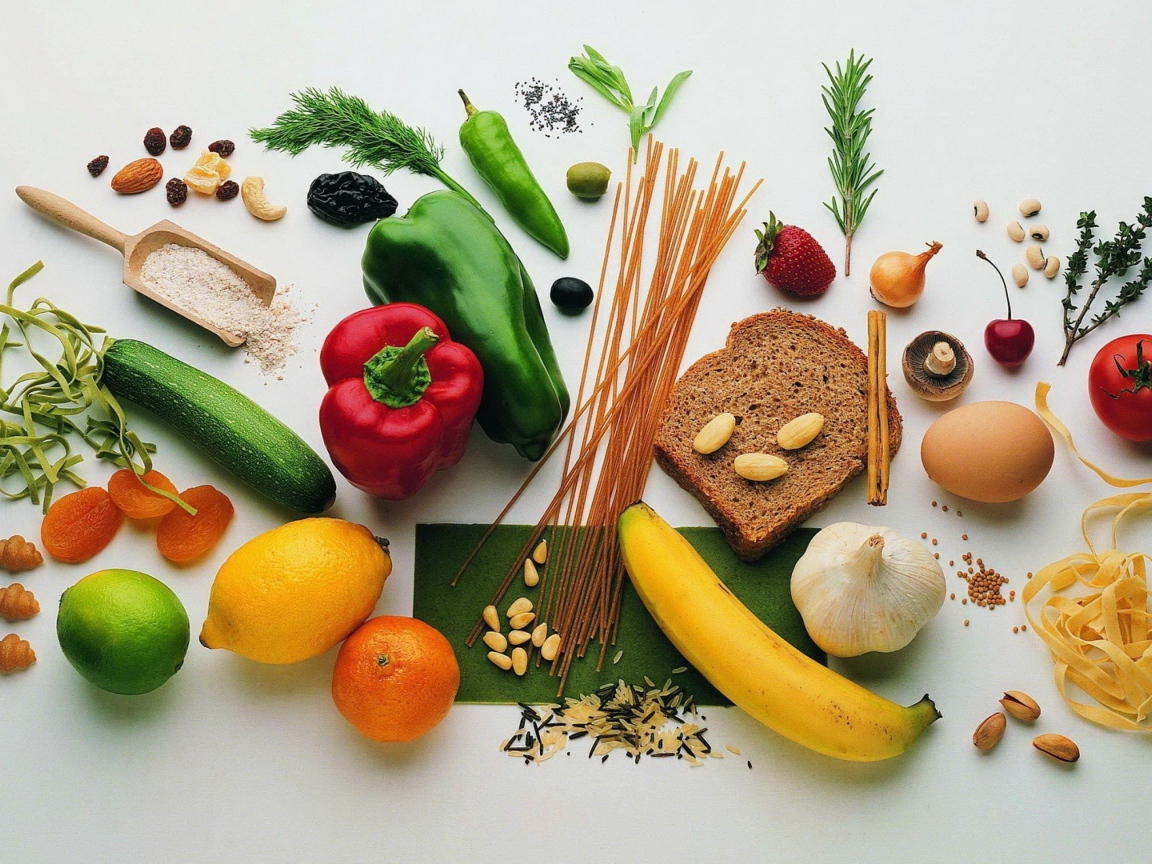 Овощи, фрукты, хлеб и сухофрукты на столе 