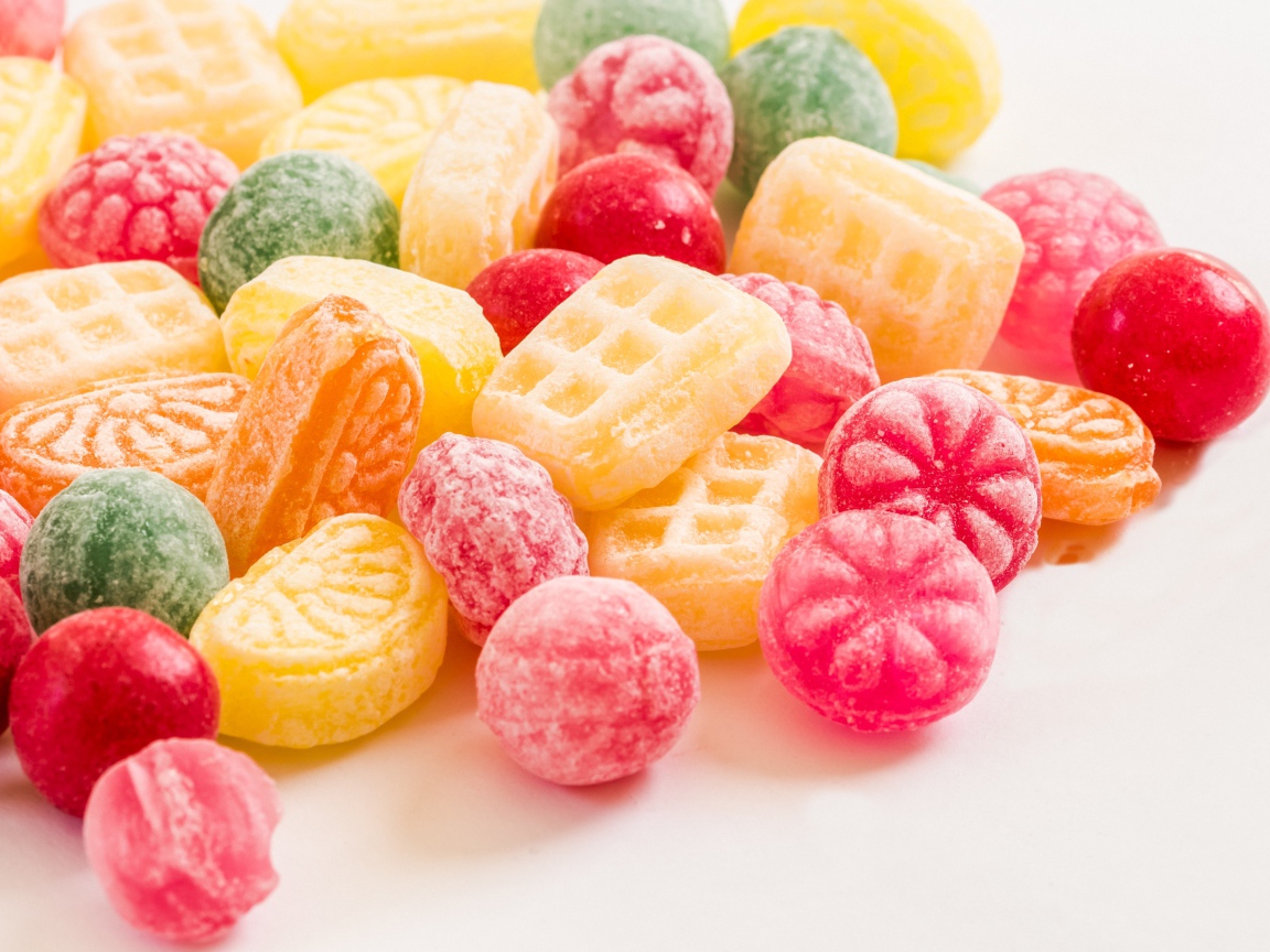 Разные конфеты карамельки на белом фоне