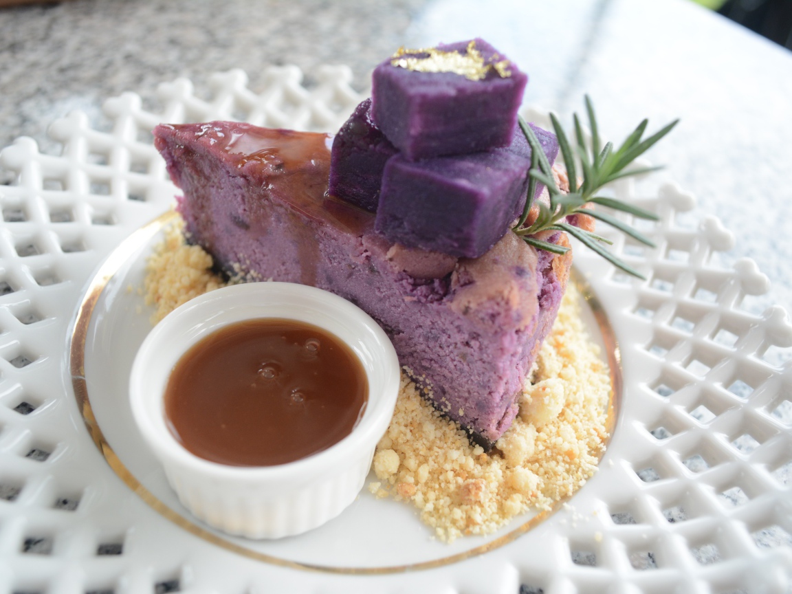 Ягодный чизкейк на тарелке с карамелью 