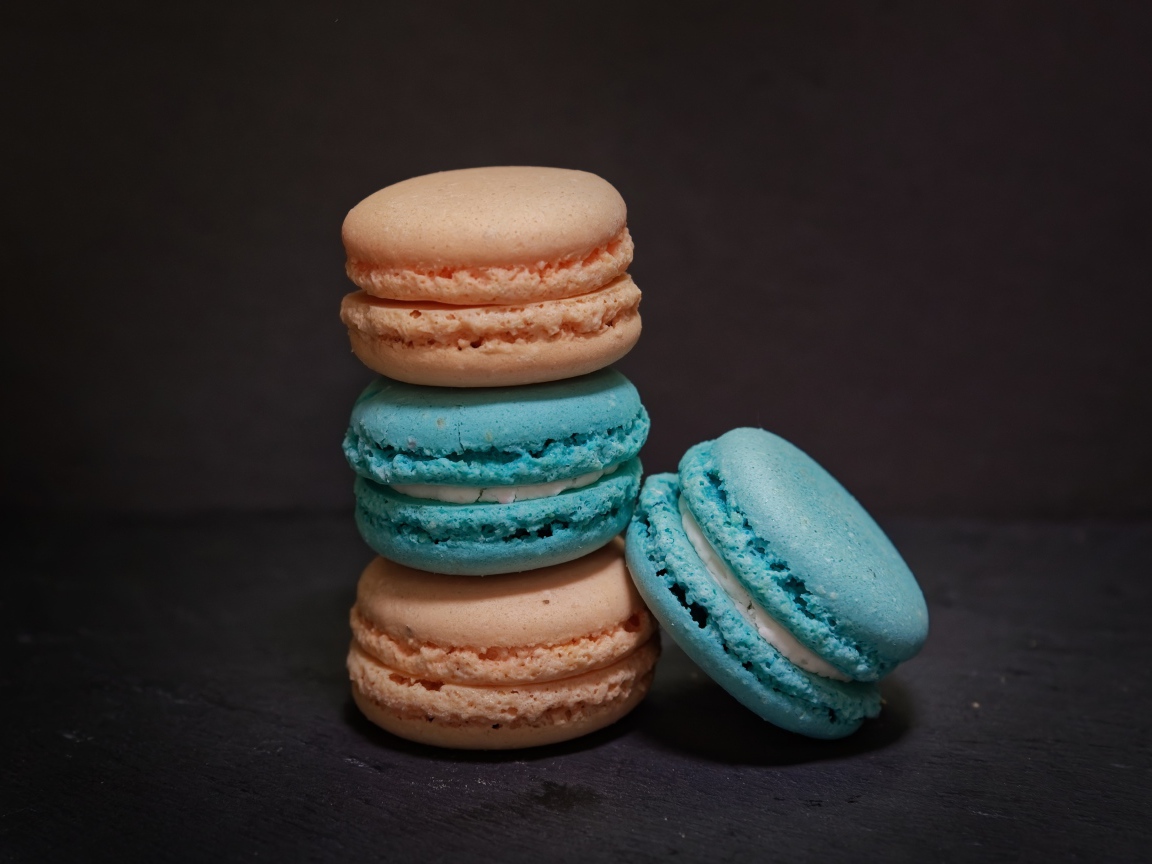 Голубой и коричневый десерт макарун на сером фоне