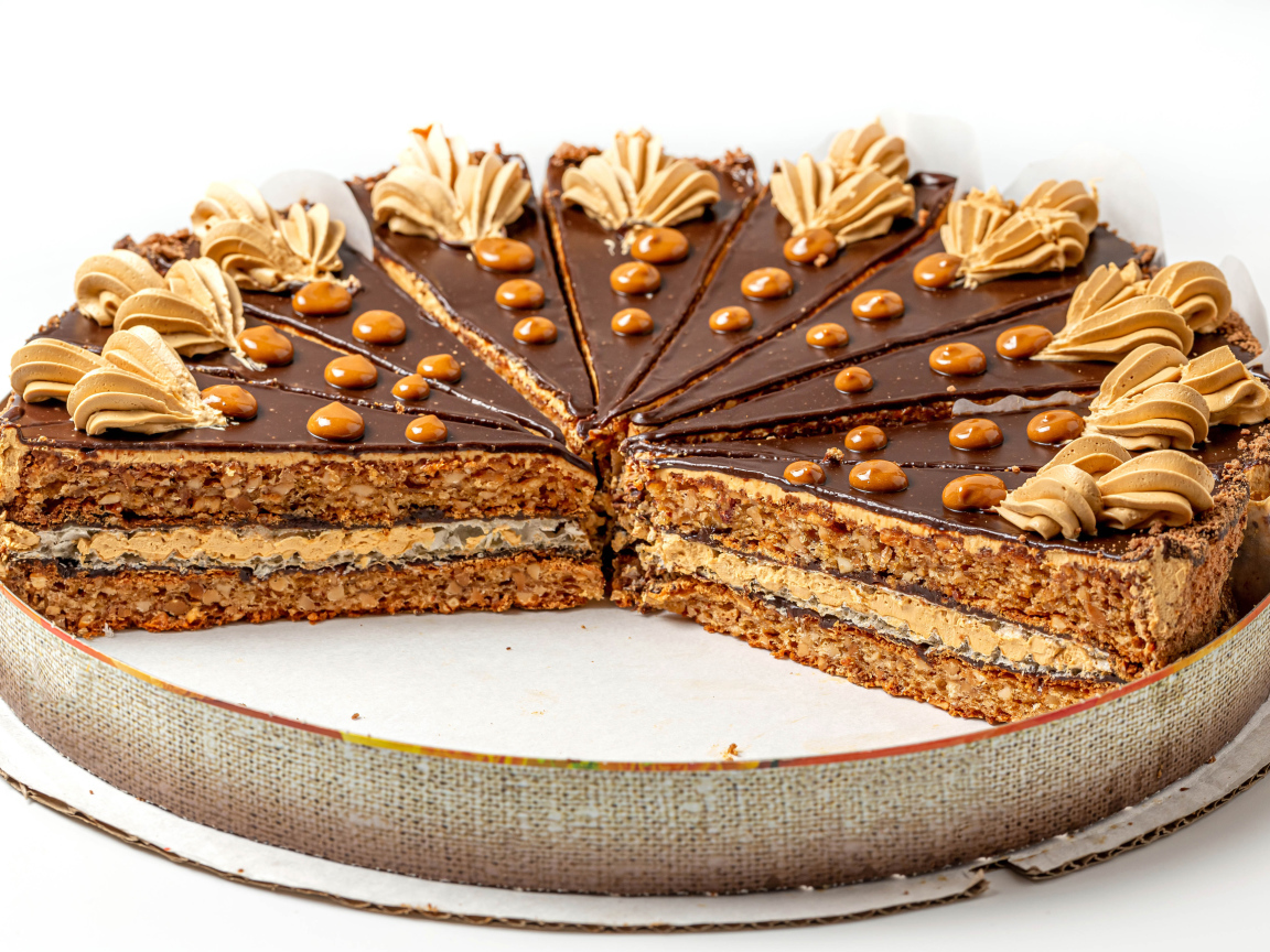 Торт со сливочным кремом на белом фоне