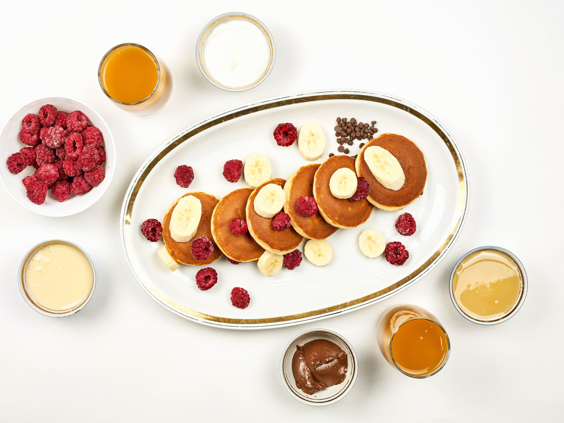 Сырники на столе с малиной и сладкими начинками