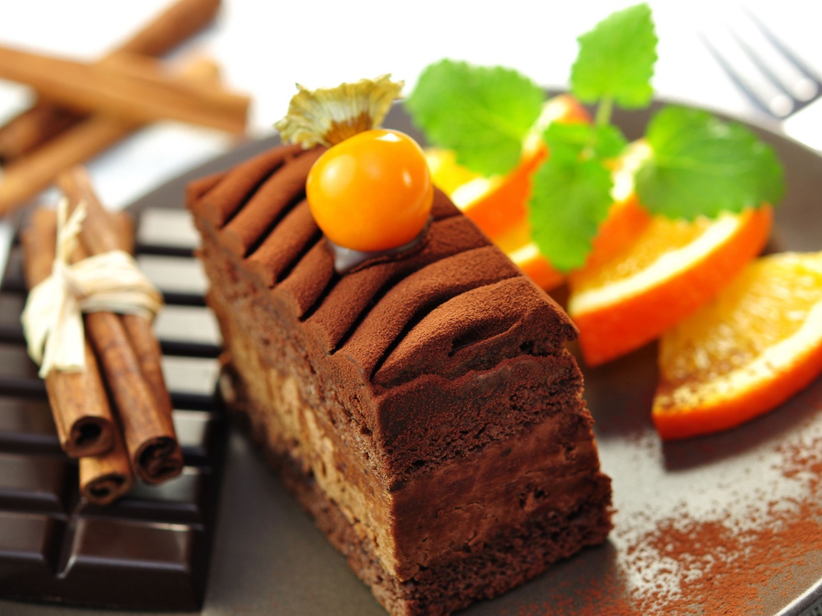 Шоколадное пирожное с корицей и шоколадом 
