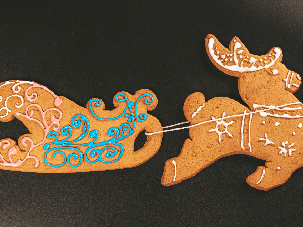 Рождественское печенье на черном столе