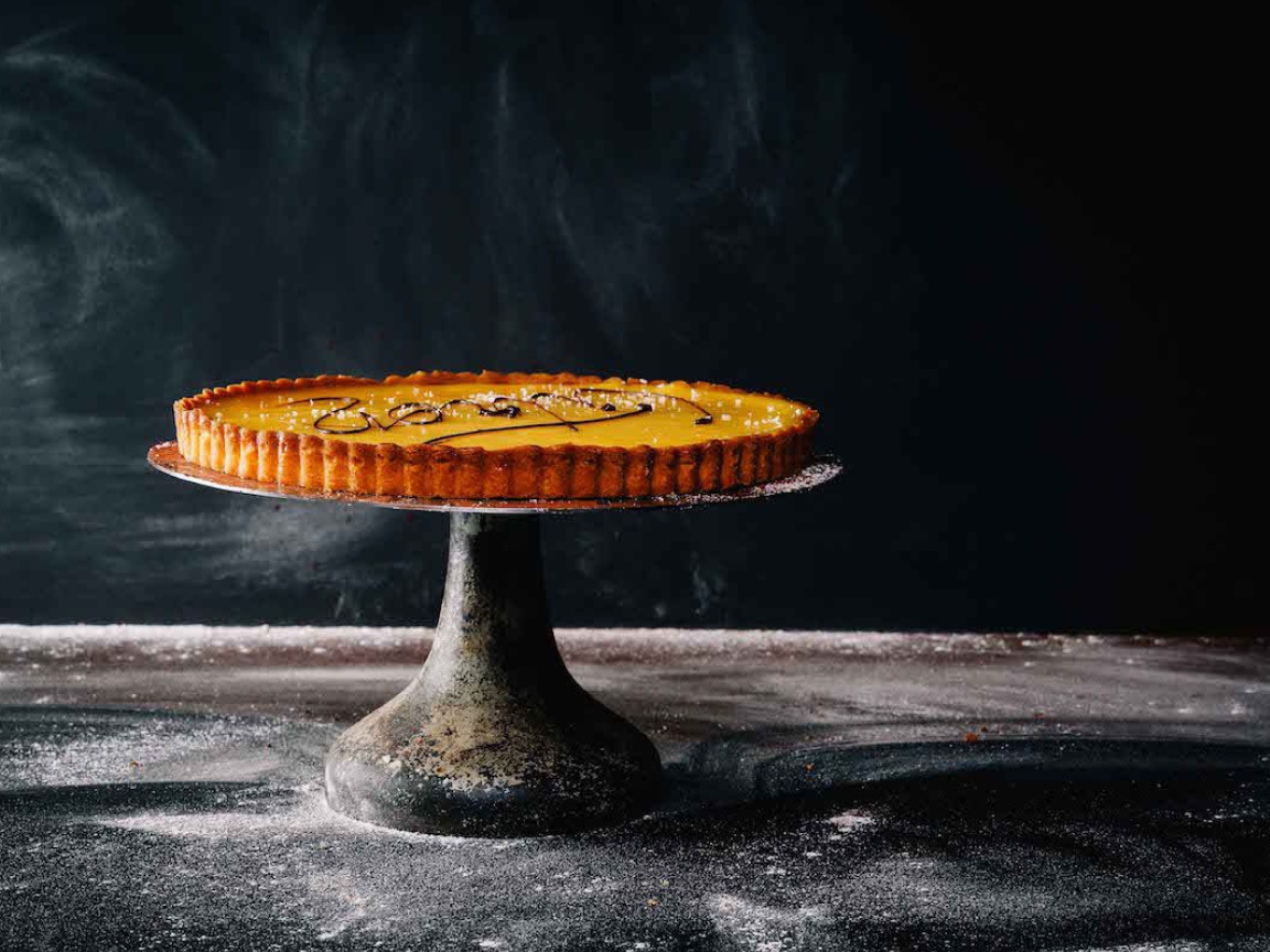 Пирог с кремом на черном фоне 