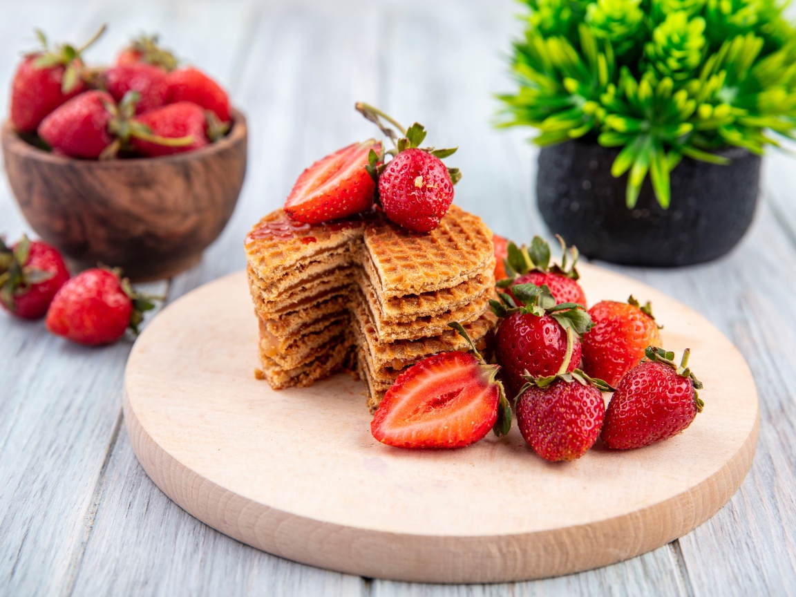 Хрустящие вафли со свежей клубникой 