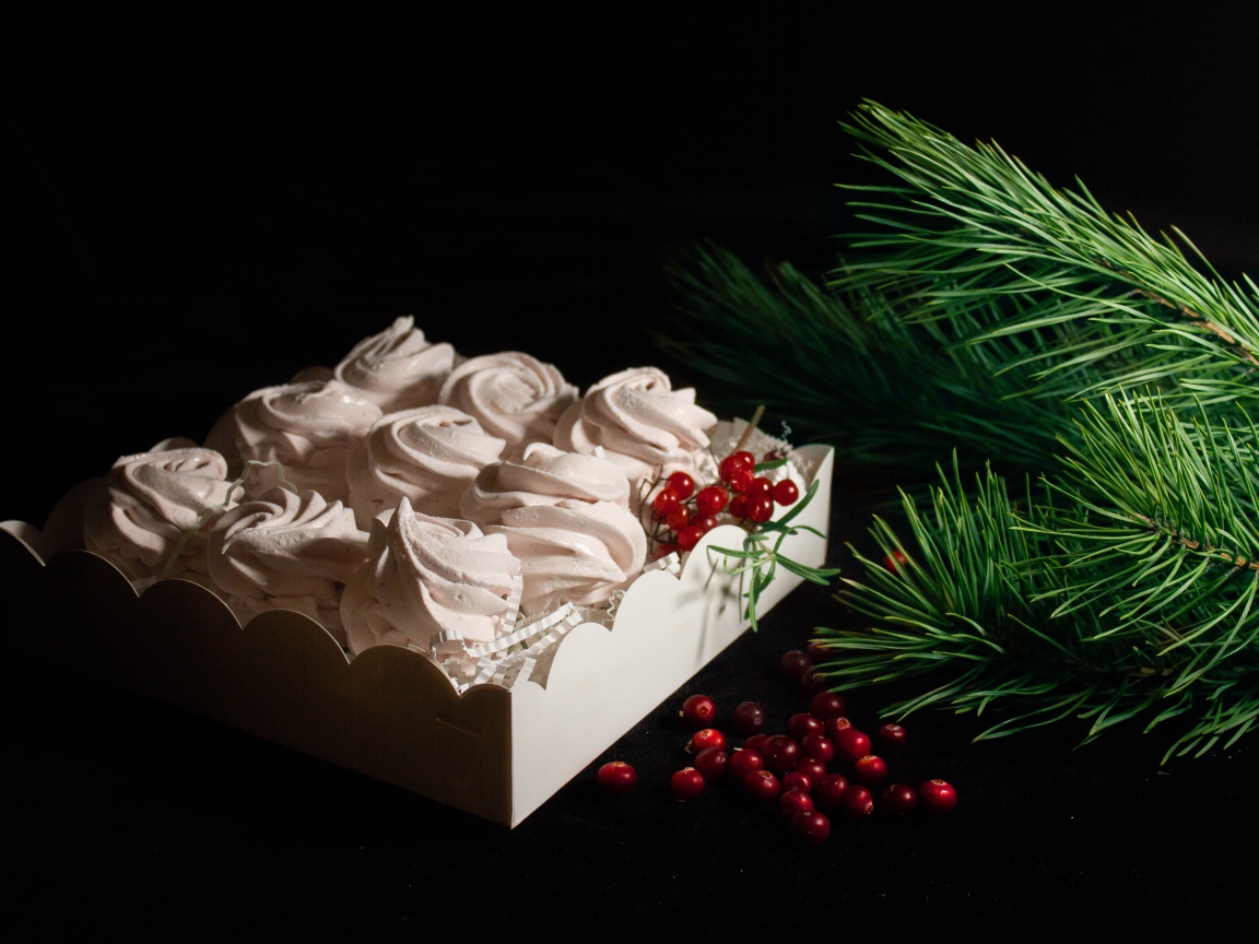 Вкусный десерт меренга с еловой веткой