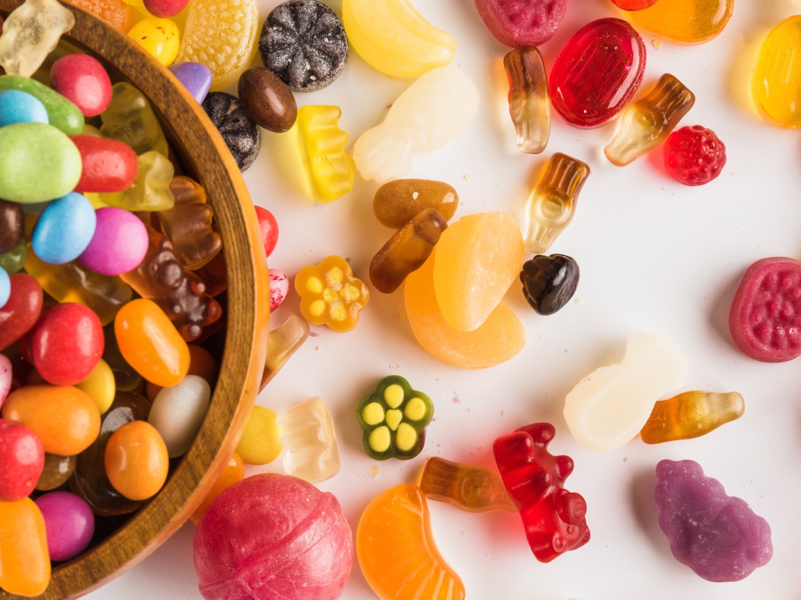 Вкусные желейные конфеты и карамельки на столе