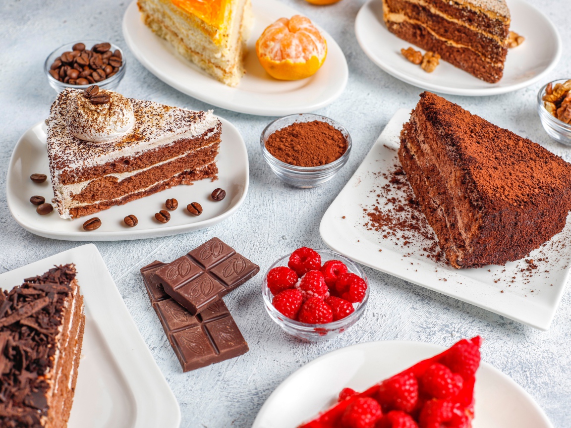 Разные куски торта на столе с малиной и шоколадом 