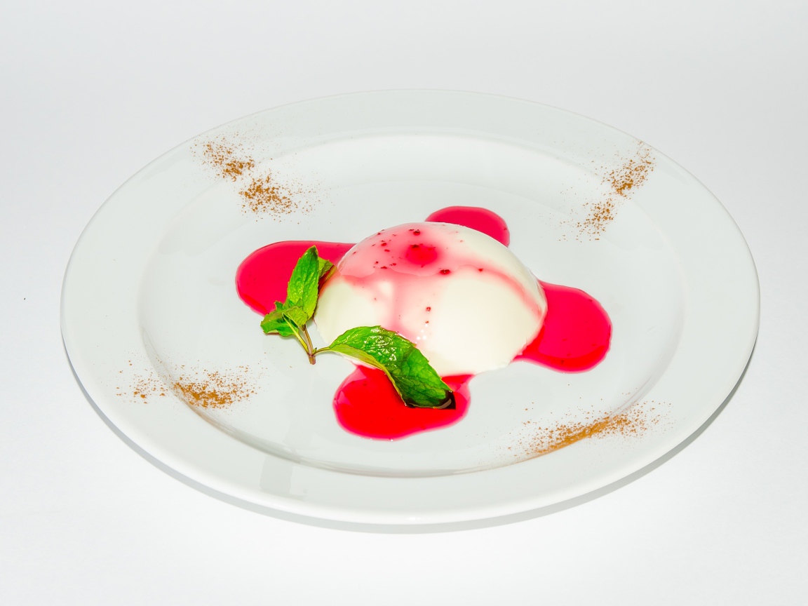 Молочное желе с джемом на белой тарелке 