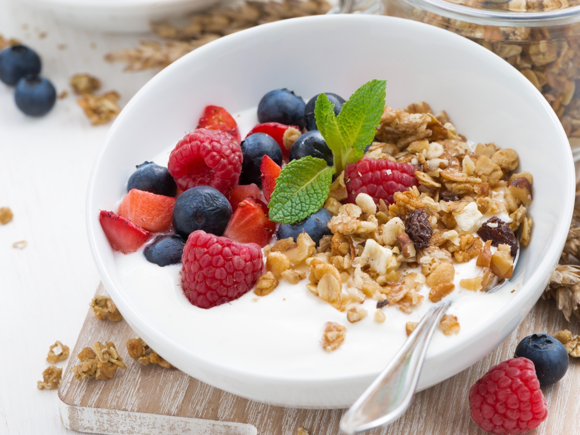 Овсяные хлопья со свежими  ягодами и йогуртом на завтрак