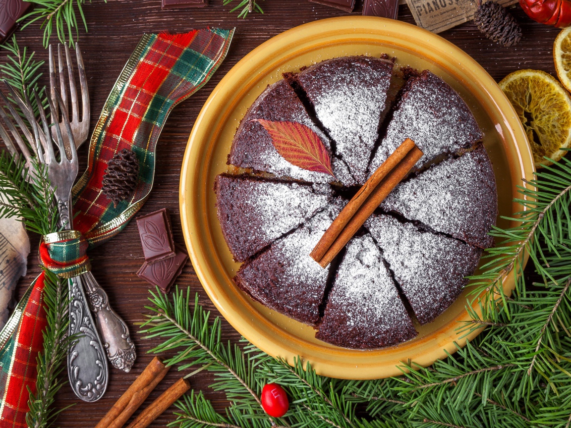 Пирог с сахарной пудрой на столе со столовыми приборами