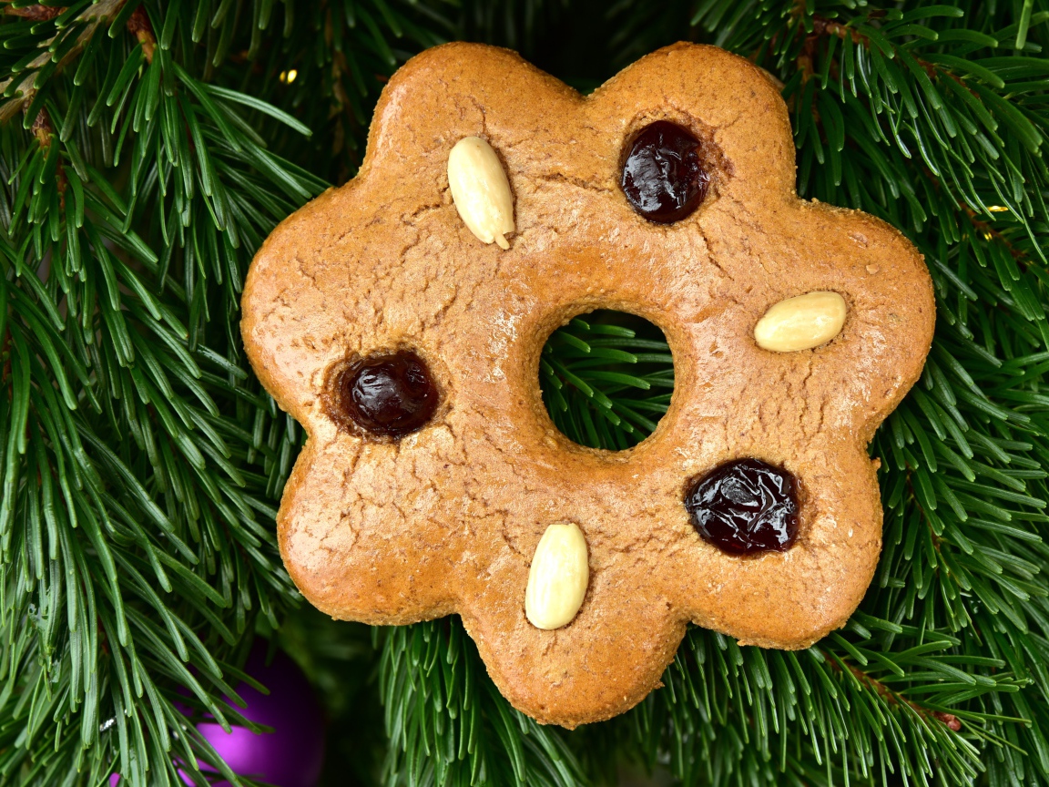 Печенье с изюмом  и арахисом с еловой веткой