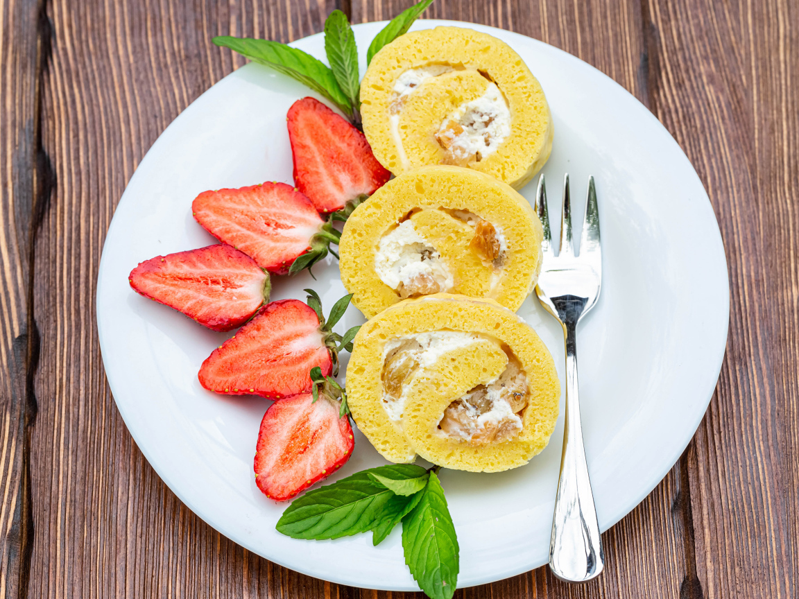 Бисквитный рулет  с кусочками клубники