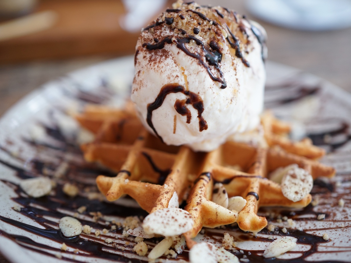 Вафля с шариком мороженого и шоколадом