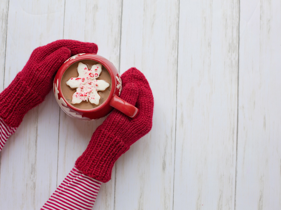 Чашка чая с печеньем в руках девушки 