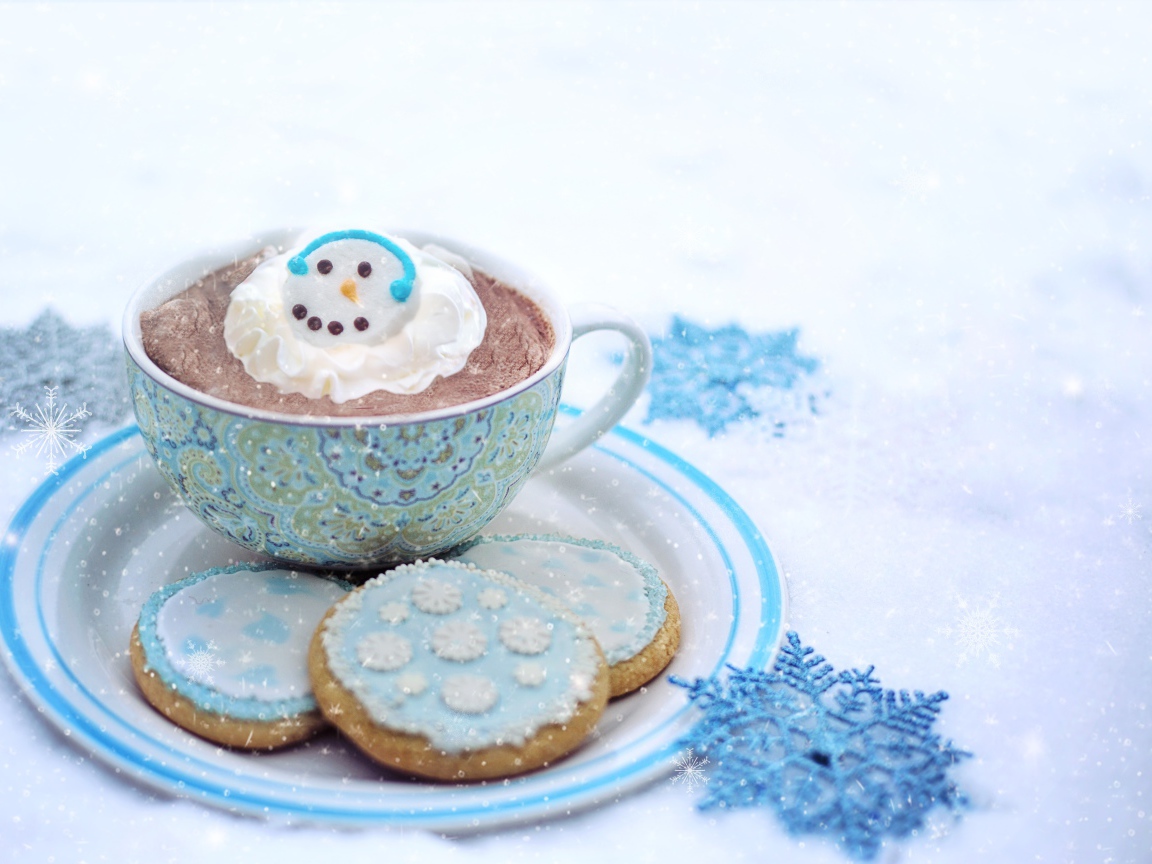 Чашка кофе с печеньем на снегу
