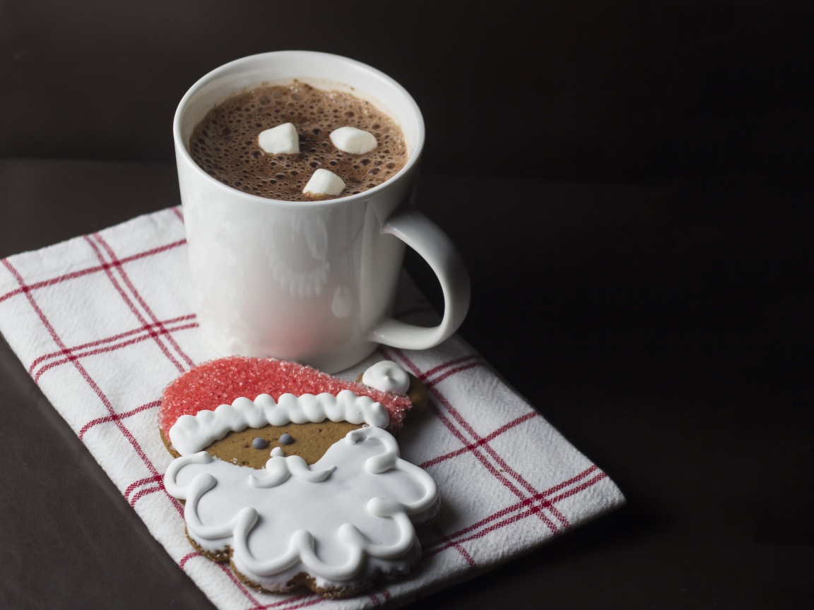 Чашка кофе с праздничным печеньем на черном фоне