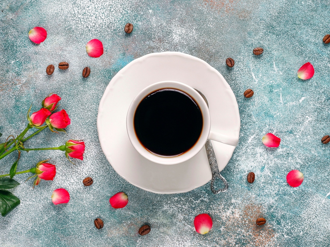 Чашка кофе с розовой розой на столе