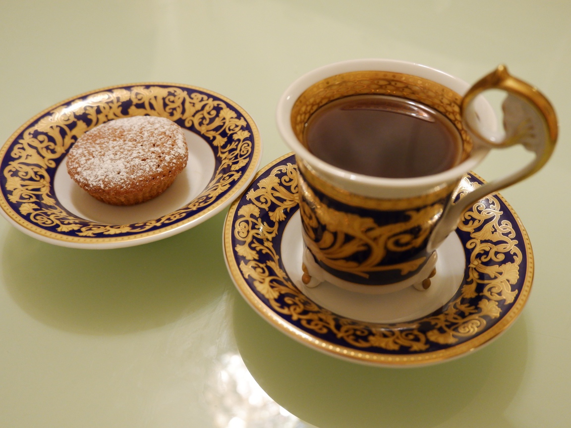 Чашка чая на столе с кексом