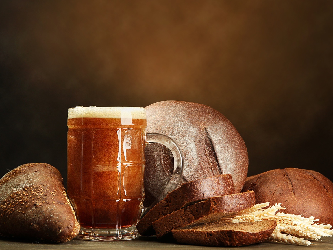 Бокал кваса на столе с хлебом