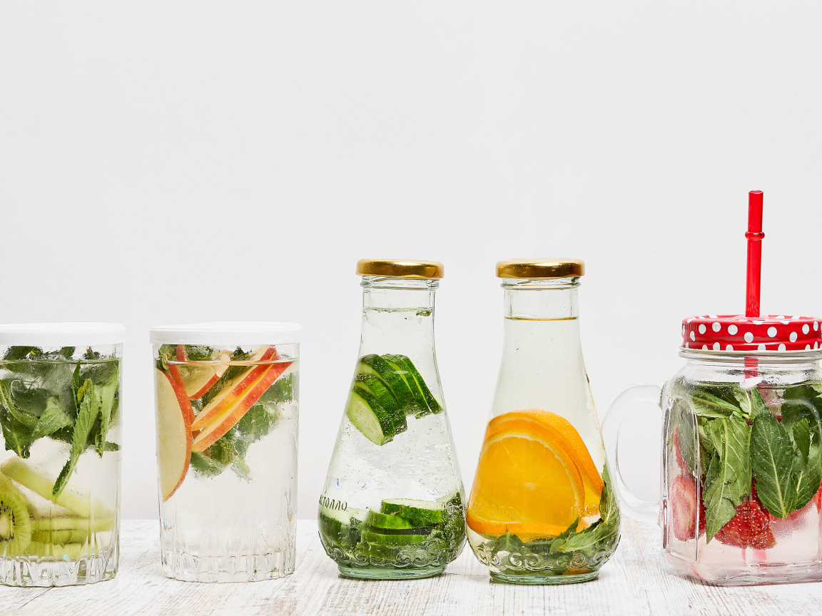 Освежающие коктейли на сером фоне