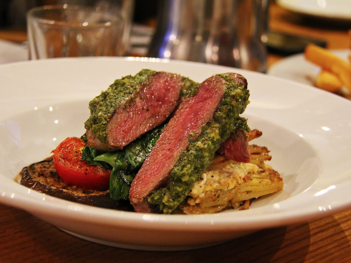 Аппетитный стейк на тарелке с овощами