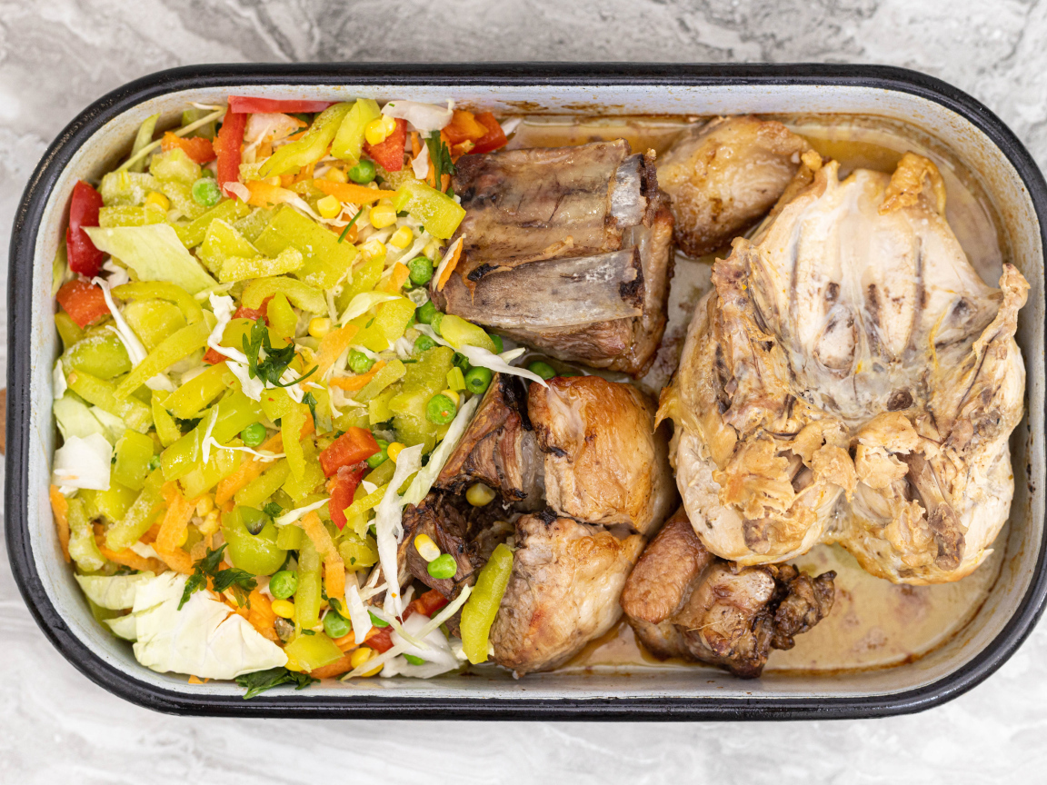 Запеченная курица с овощами в противне