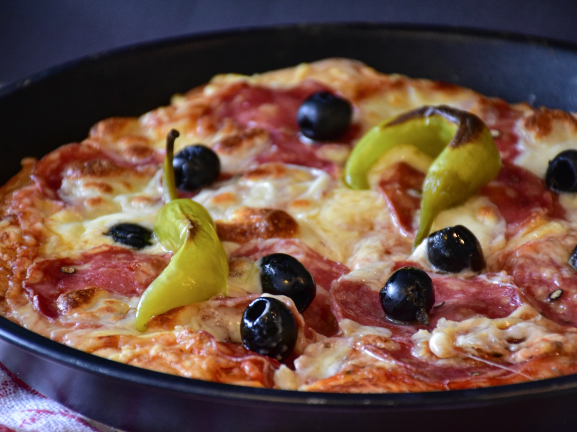 Пицца с оливками и перцем на сковороде 